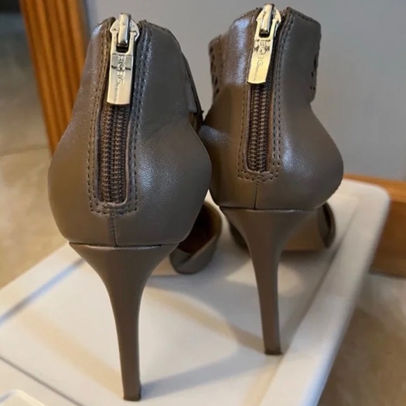 BCBG HEELS - Picture 3 of 3